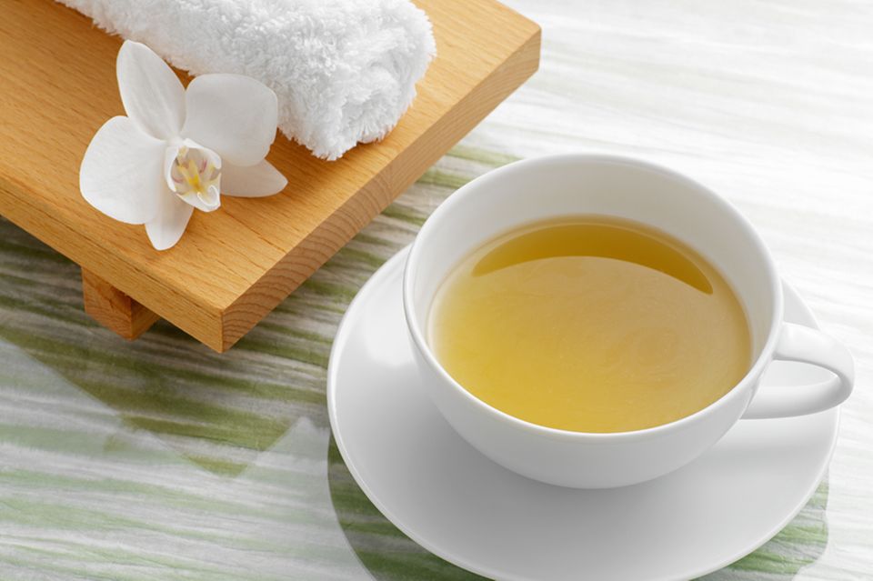 Grüner Tee wirkt beruhigend auf die Haut. Als kalten Wickel auf die geröteten Stellen legen und 15 Minuten einwirken lassen.