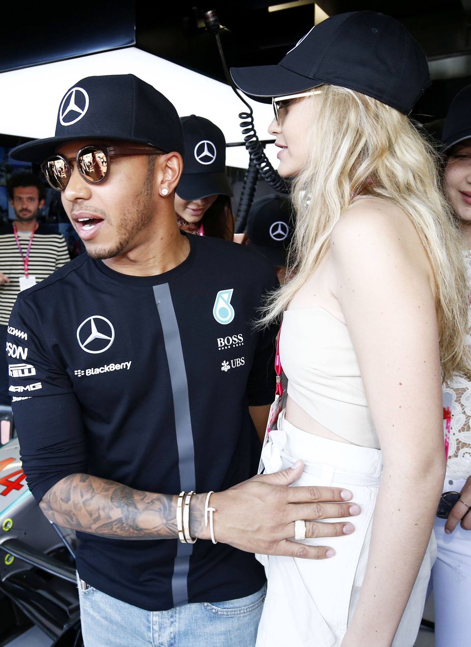 Gigi Hadid: Gigi Hadid genießt die große Aufmerksamkeit - auch von Formel-1-Pilot Lewis Hamilton, mit dem sie kürzlich auf Tuchfühlung ging. Gigi Hadid genießt die große Aufmerksamkeit - auch von Formel-1-Pilot Lewis Hamilton, mit dem sie kürzlich auf Tuchfühlung ging.