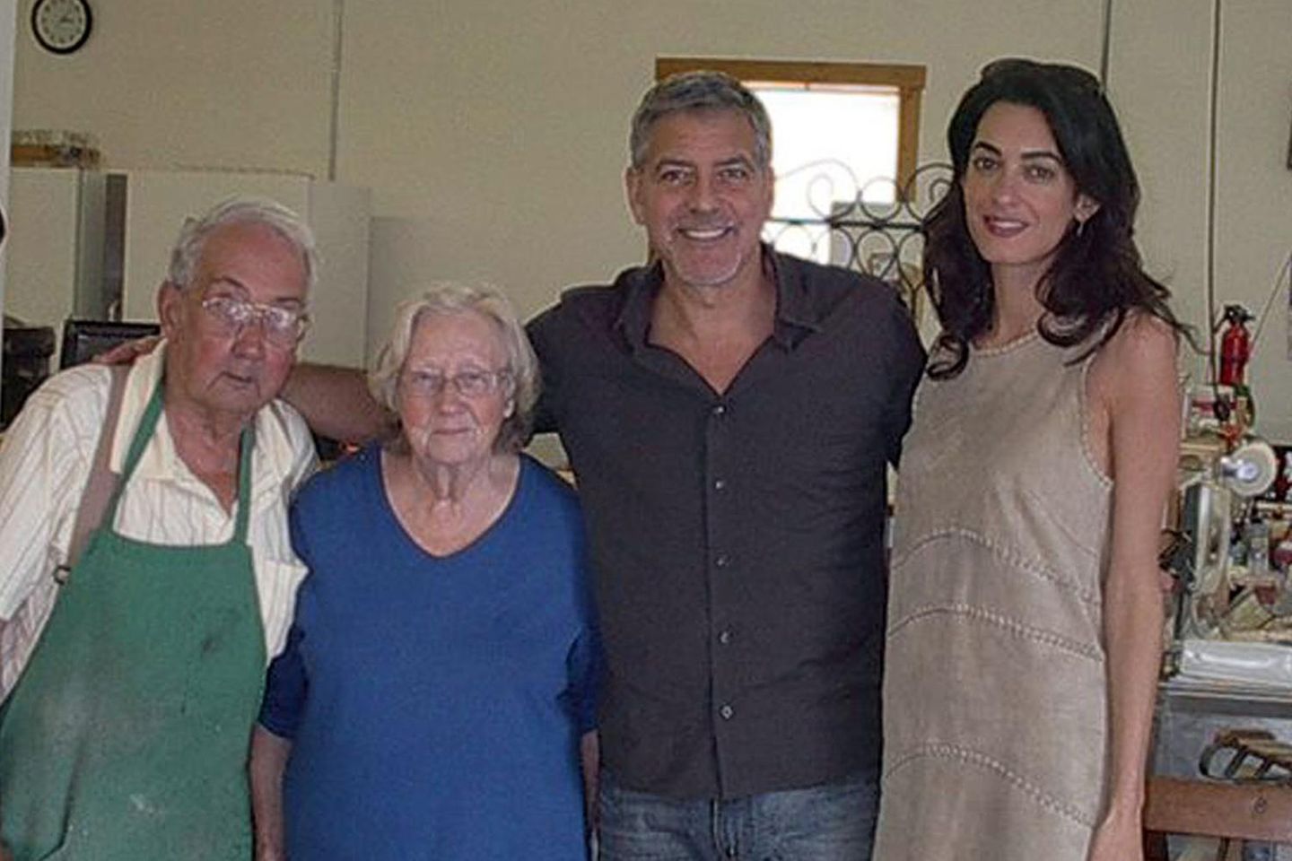 George und Amal Clooney mit den Besitzern seiner Lieblingsbäckerei.