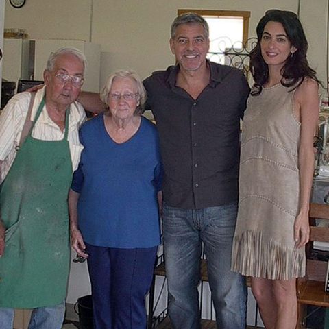 George und Amal Clooney mit den Besitzern seiner Lieblingsbäckerei.