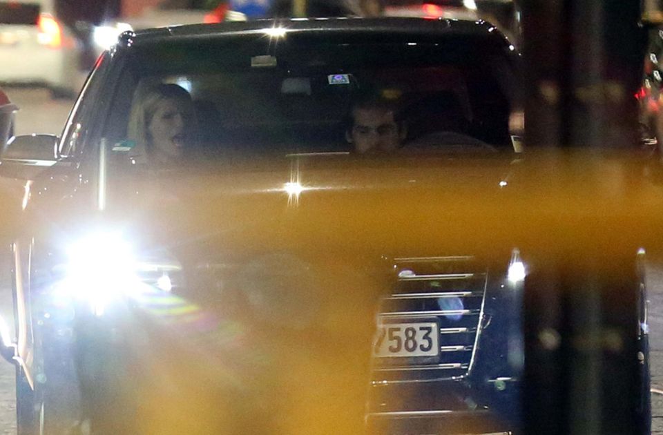 Michelle Hunziker: Mailand, vergangene Woche, kurz vor Mitternacht. Michelle, 38, und Tomaso, 32, streiten heftig. Nach etwa 40 Minuten steigt sie aus, geht ins Haus, er braust wütend davon. Mailand, vergangene Woche, kurz vor Mitternacht. Michelle, 38, und Tomaso, 32, streiten heftig. Nach etwa 40 Minuten steigt sie aus, geht ins Haus, er braust wütend davon.