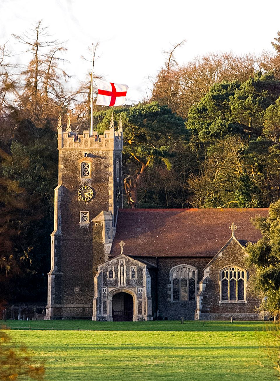 Herzogin Catherine + Prinz William: "St. Mary's Magdalene" liegt auf dem Gelände von Schloss Sandringham. Hierhin gehen die Windsors traditionell gemeinsam zum Weihnachtsgottesdienst. "St. Mary's Magdalene" liegt auf dem Gelände von Schloss Sandringham. Hierhin gehen die Windsors traditionell gemeinsam zum Weihnachtsgottesdienst.