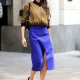 Victoria Beckham in Victoria Beckham: Das farblich kontrastreiche Outfit trägt sie mit "Blade-Pumps von Casadei.