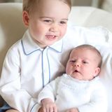 Prinz George der lachende Trendsetter: Er trägt zum ersten Geschwister-Fotoshooting blaue Strümpfe, eine blaue Hose und ein Hemd mit blauem Streifen - sehr stylish!
