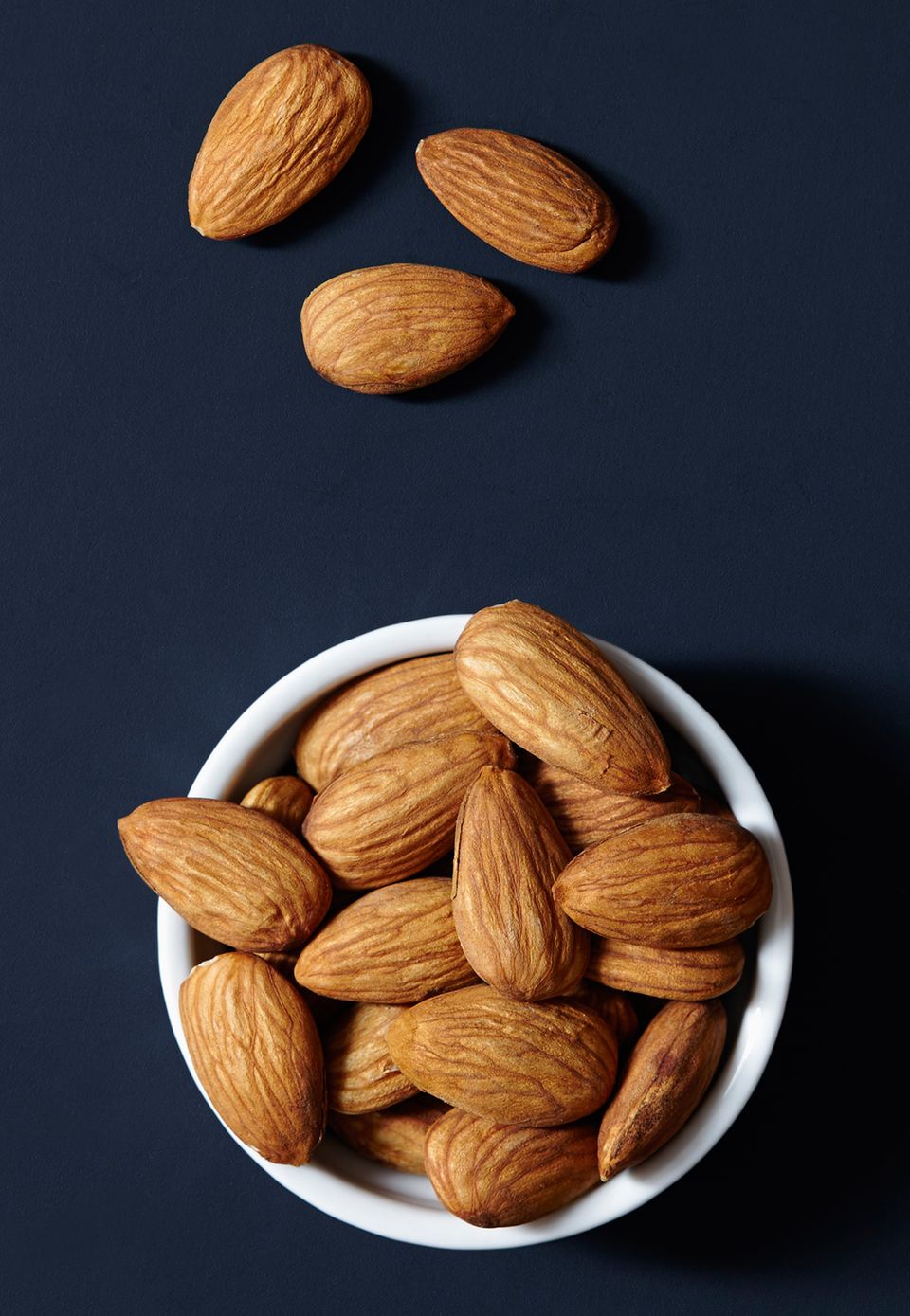 Neuer Schlankmacher: Mandeln gelten als wahre Power-Snacks Mandeln sind voll mit Ballaststoffen, Vitaminen, ungesättigten Fettsäuren. Das macht die Steinfrucht besonders sättigend und bewahrt vor Fressattacken. Aber Vorsicht: Kalorienalarm! Experten raten zu 20 bis 24 Stück täglich. Mandeln gelten als wahre Power-Snacks Mandeln sind voll mit Ballaststoffen, Vitaminen, ungesättigten Fettsäuren. Das macht die Steinfrucht besonders sättigend und bewahrt vor Fressattacken. Aber Vorsicht: Kalorienalarm! Experten raten zu 20 bis 24 Stück täglich.