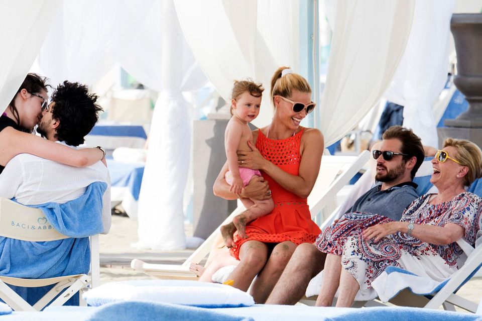 Familie Hunziker-Trussardi: Michelle Hunziker verbringt mit ihrer Familie einen Strandtag in Forte dei Marmi. Michelle Hunziker verbringt mit ihrer Familie einen Strandtag in Forte dei Marmi.
