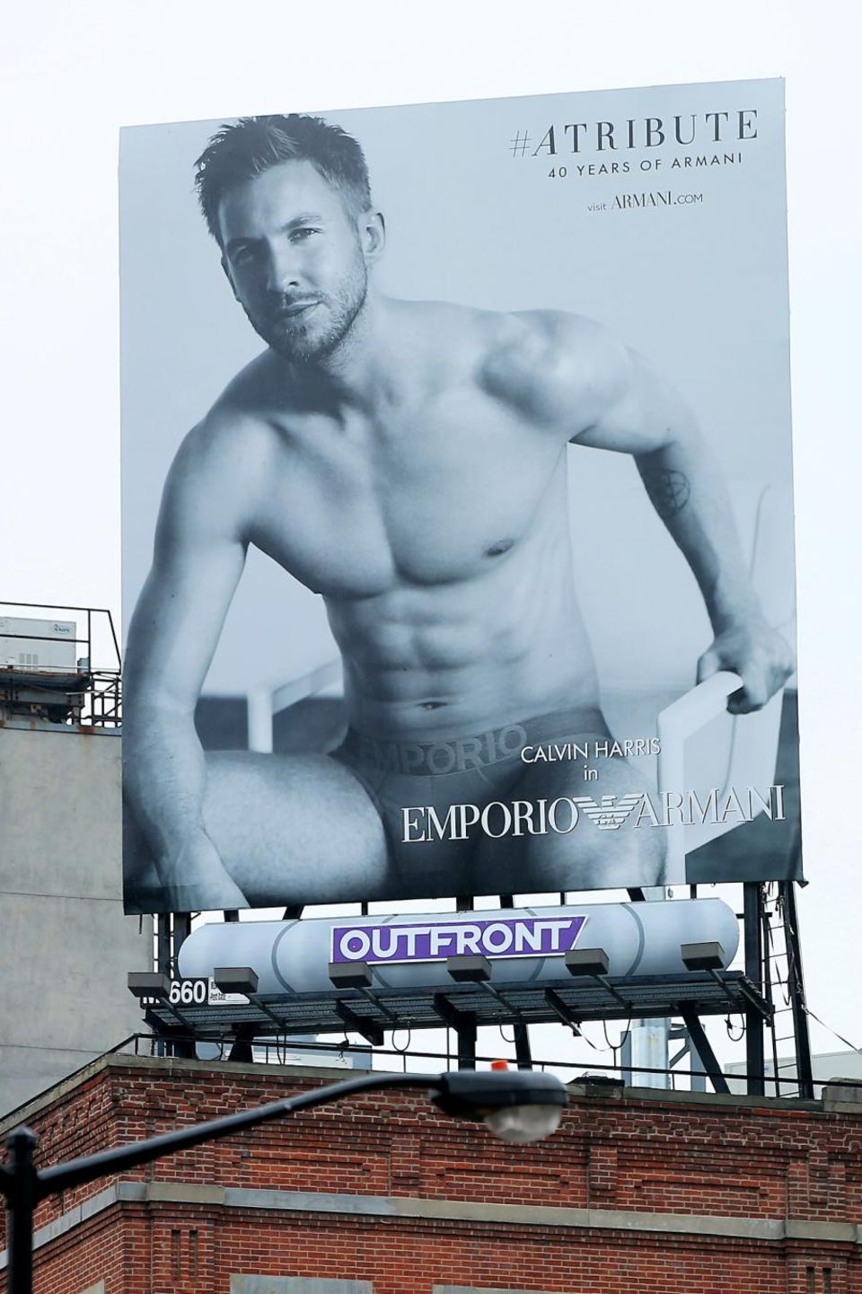 15. Juni 2015: Taylor Swifts sexy Freund und DJ Calvin Harris kann sich über eine große "Empori Armani"-Werbetafel in New York freuen und wir uns über diesen Anblick. 15. Juni 2015: Taylor Swifts sexy Freund und DJ Calvin Harris kann sich über eine große "Empori Armani"-Werbetafel in New York freuen und wir uns über diesen Anblick.