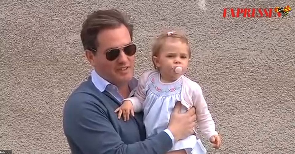 Chris O'Neill: Mit Töchterchen Leonore auf dem Arm ist Papa Chris auf dem Weg ins Krankenhaus zu seinem Sohn und seiner Frau. Mit Töchterchen Leonore auf dem Arm ist Papa Chris auf dem Weg ins Krankenhaus zu seinem Sohn und seiner Frau.