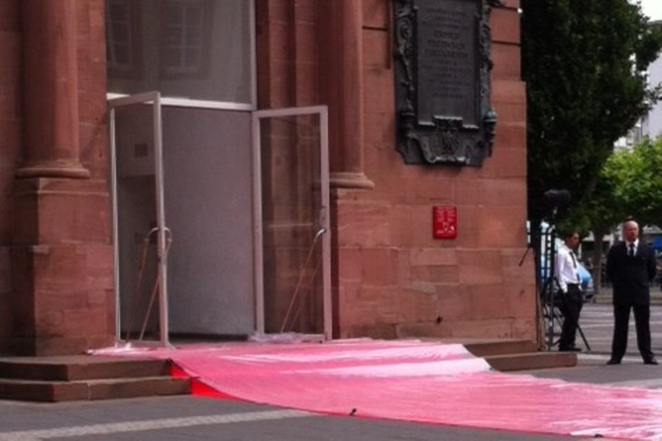 Noch ist Schutzfolie über dem roten Teppich: Frankfurt wartet auf die Queen (die ab heute Mittag die Stadt besucht)