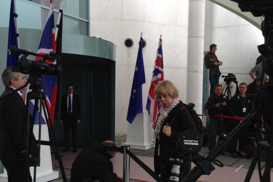Vorbereitungen: Nach ihrem Besuch beim Bundespräsidenten trifft die #Queen gleich Angela Merkel vorm Bundeskanzleramt