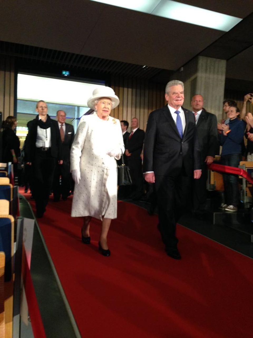 Die Queen betritt an der Seite des Bundespräsidenten die TU Berlin.