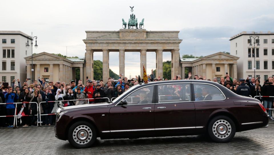 Am Freitag fährt die Queen nicht nur am Brandenburger Tor vorbei, sie schreitet auch hindurch.