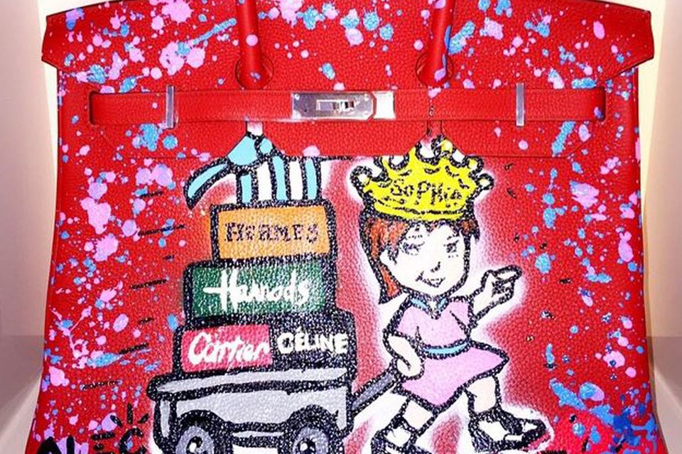 Tamara Ecclestone: Birthday-Präsent für 22.500 Euro: Die Sophia-Bag von Hermès wurde vom Graffiti-Künstler Alec Monopoly für Tamara Ecclestone personalisiert. Birthday-Präsent für 22.500 Euro: Die Sophia-Bag von Hermès wurde vom Graffiti-Künstler Alec Monopoly für Tamara Ecclestone personalisiert.