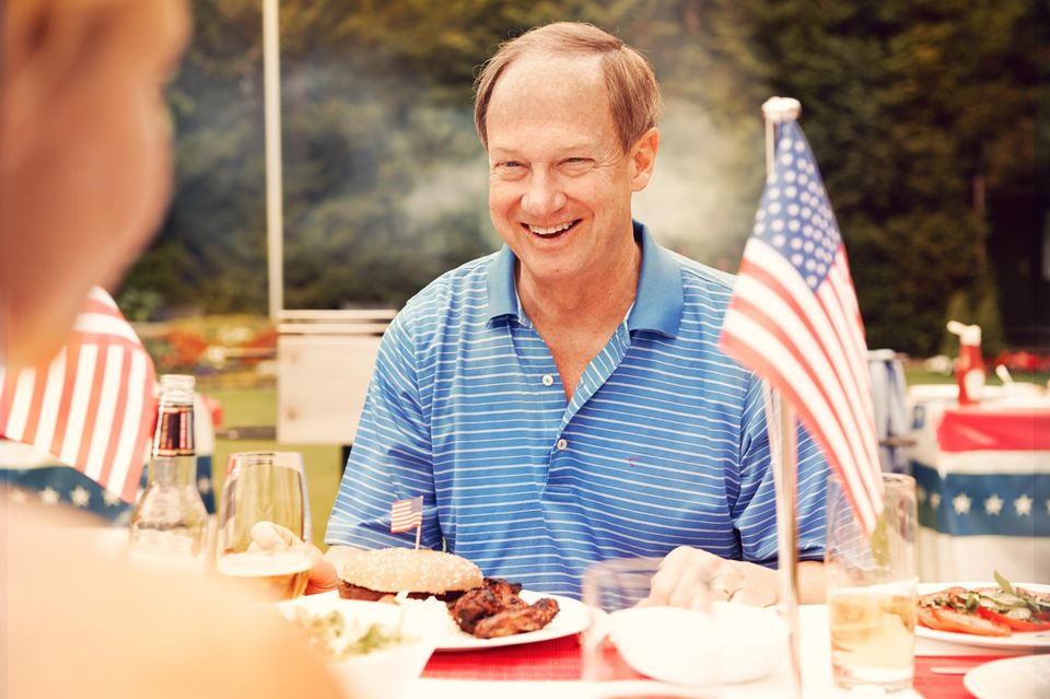 US-Botschafter John B. Emerson: Zu Burger und Chicken trinkt Botschafter Emerson ein kühles Bier. Zu Burger und Chicken trinkt Botschafter Emerson ein kühles Bier.