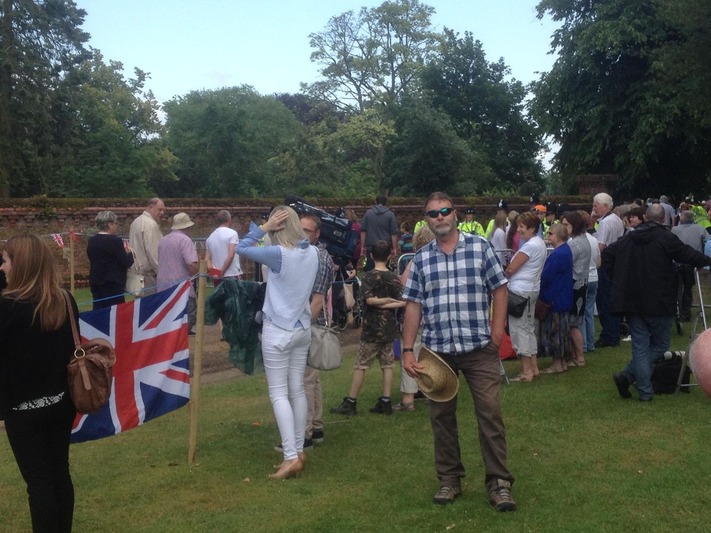 Rückblick auf den Tauftag: Für uns vor Ort in Sandringham vor der Kirche "St. Mary Magdelene": Gala-Reporter Guy Für uns vor Ort in Sandringham vor der Kirche "St. Mary Magdelene": Gala-Reporter Guy
