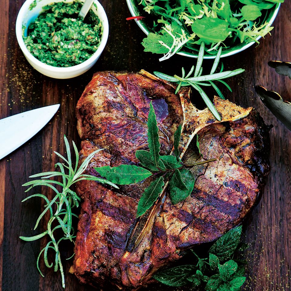 T-Bone-Steak mit Salsa Verde und Wildkräutersalat