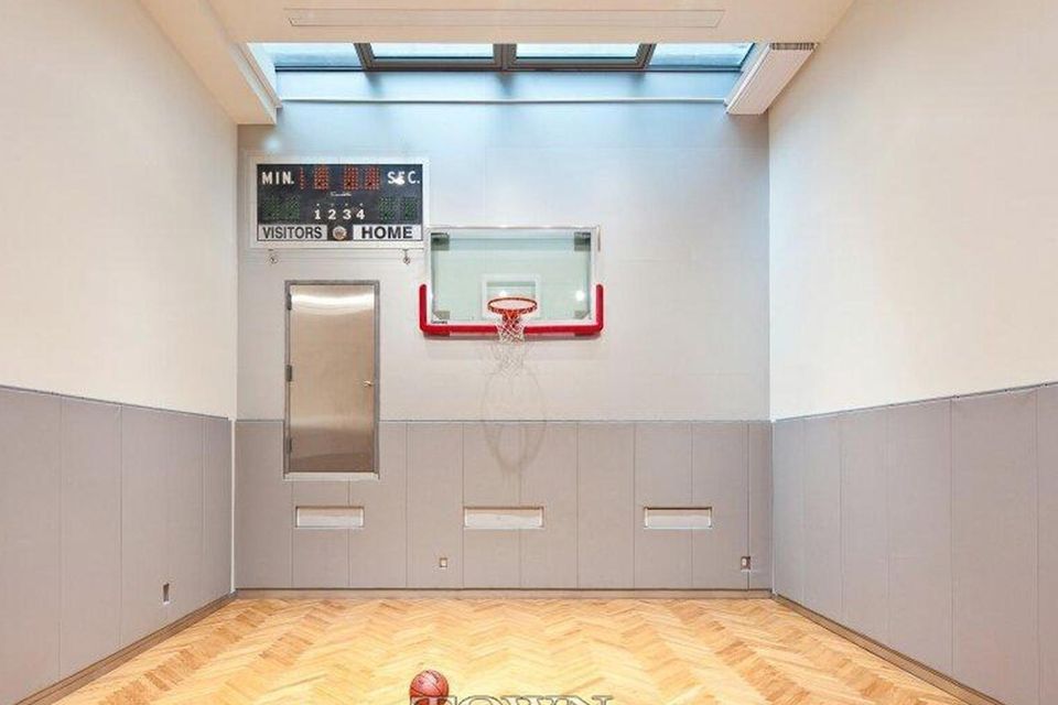 Heidi Klum: Ein eigener Baskettballplatz für die Kids? Kein Problem! Hier könnten Henry und Johan miteinander ein paar Körbe werfen. Hier könnten Heidi Klums Kinder ganz in Ruhe Basketball spielen, ohne von Paparazzi belagert zu werden.