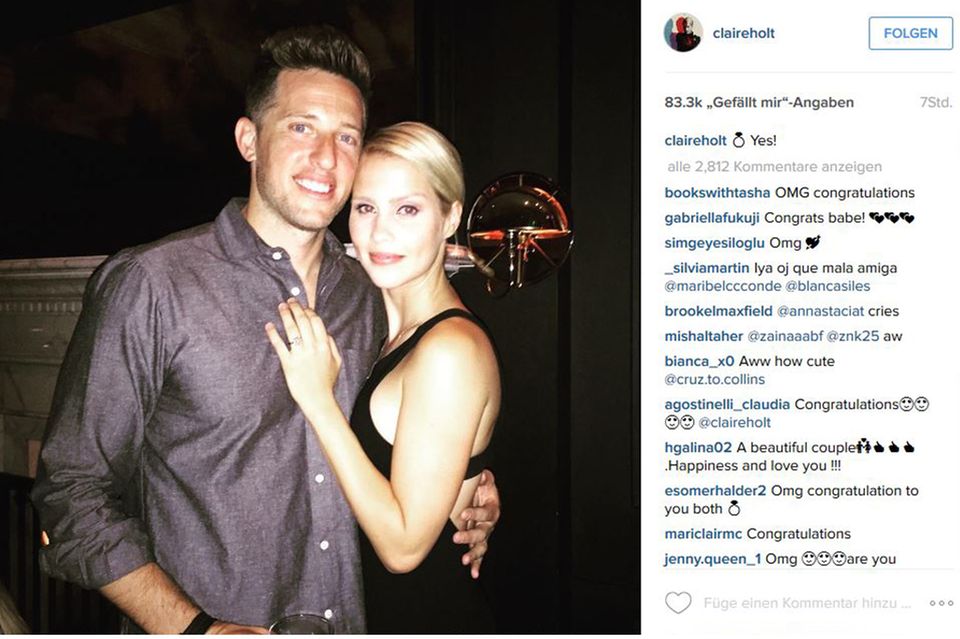 Claire Holt: Mit diesem Foto verkündet Claire Holt ihre Verlobung mit Matt Kaplan via Instagram. Nicht zu übersehen: der Bling-Ring an ihrem linken Ringfinger. Mit diesem Foto verkündet Claire Holt ihre Verlobung mit Matt Kaplan via Instagram. Nicht zu übersehen: der Bling-Ring an ihrem linken Ringfinger.