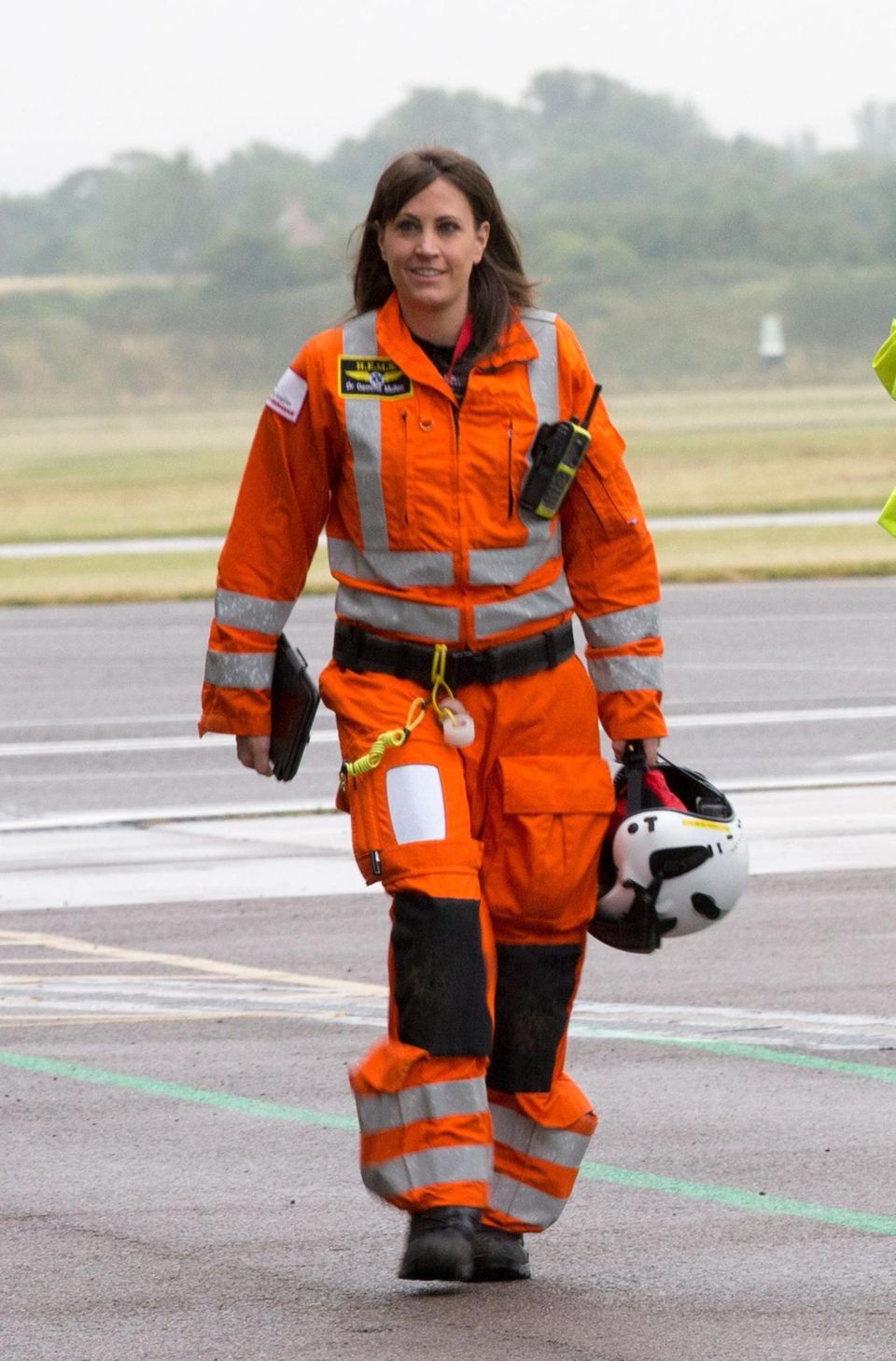 DR. Gemma Mullen, 33,ist eine neue Kollegin von Prinz William bei der "East Anglian Air Ambulance". Mit ihren langen braunen Haare und ihren Gesichtszüge erinnere sie an Williams Frau Kate, finden die Reporter britischer Medien.