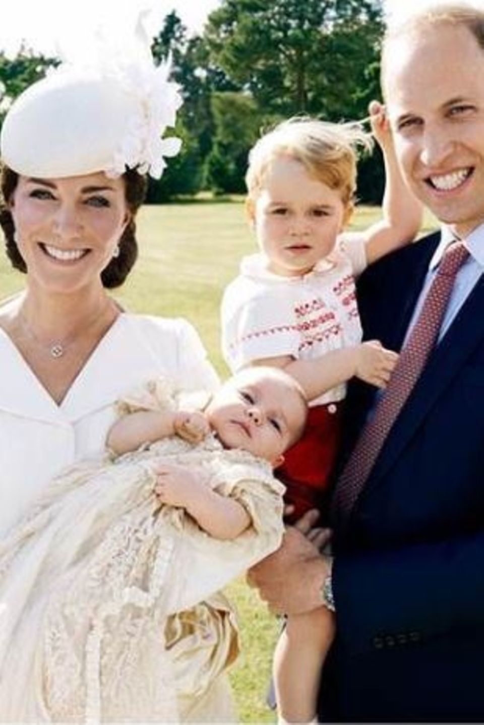 Das Herzogpaar von Cambridge präsentiert stolz seine süßen Kinder: den knapp zweijährigen Prinz George und die frisch getaufte Prinzessin Charlotte.