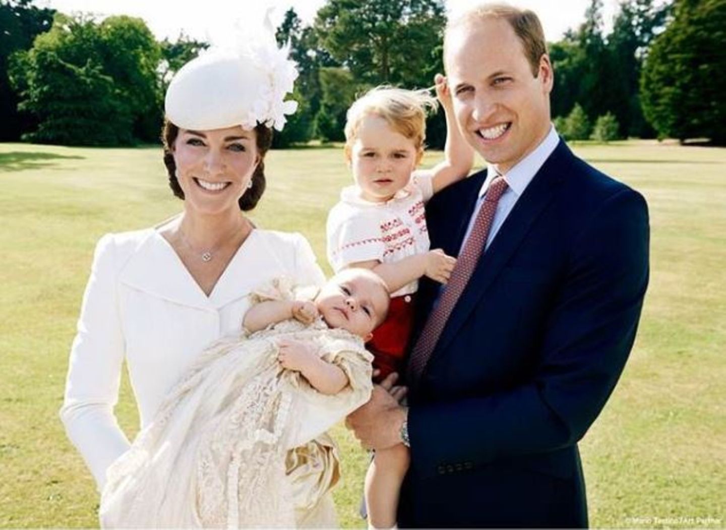 Das Herzogpaar von Cambridge präsentiert stolz seine süßen Kinder: den knapp zweijährigen Prinz George und die frisch getaufte Prinzessin Charlotte.