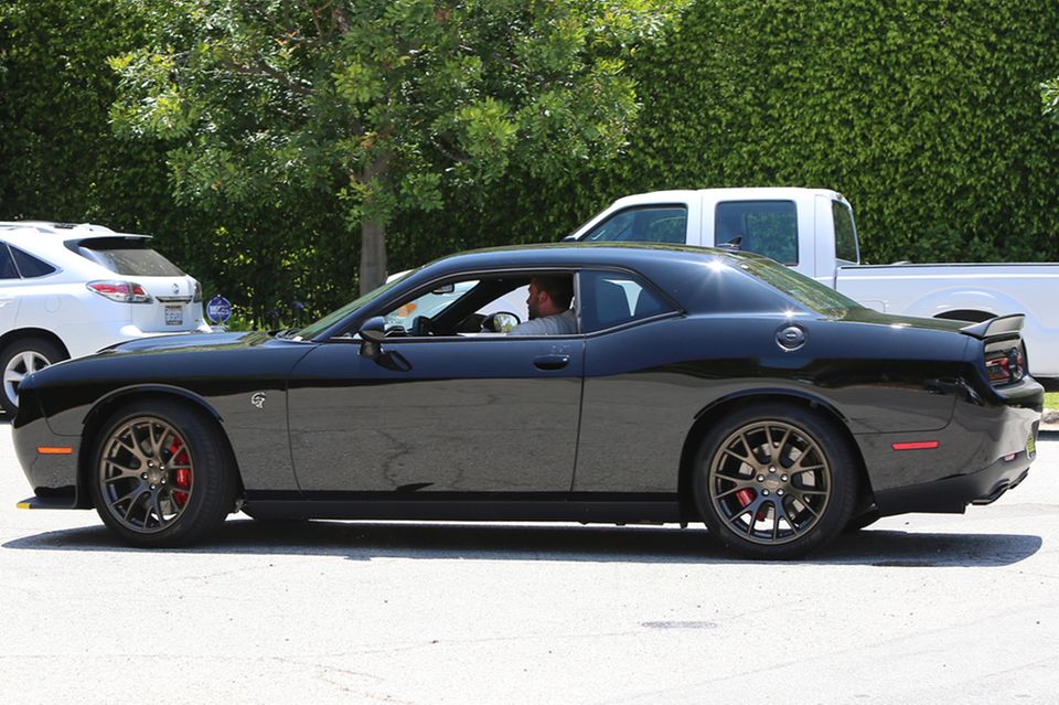 Ben Affleck: Teures Geschenk für ein geknicktes Ego: Ben Affleck kauft sich kurz nach der Trennung von Jennifer Garner diesen "Dodge Challenger SRT Hellcat". Teures Geschenk für ein geknicktes Ego: Ben Affleck kauft sich kurz nach der Trennung von Jennifer Garner diesen "Dodge Challenger SRT Hellcat".