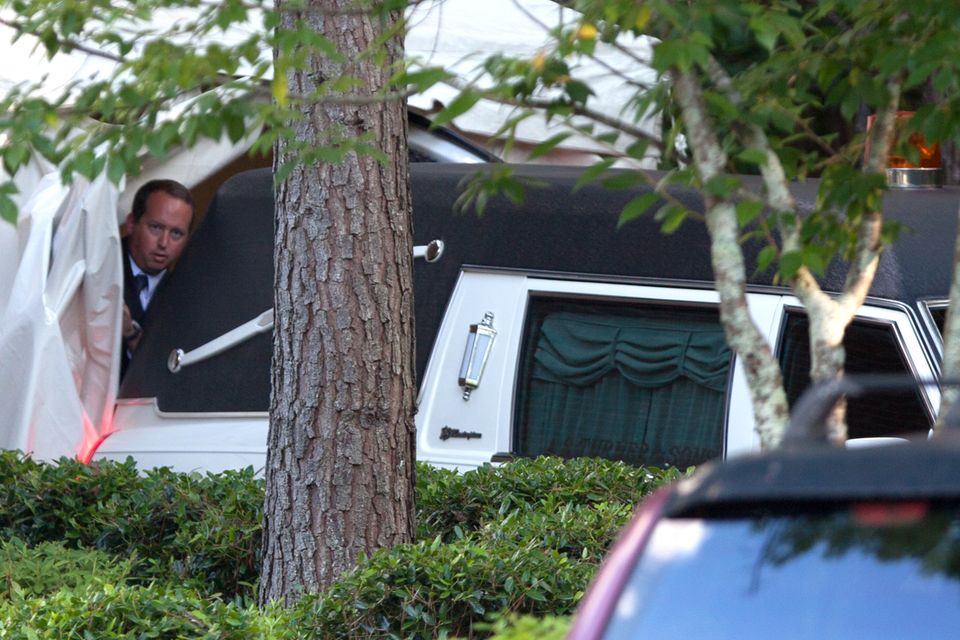 Bobbi Kristina Brown: Ein Leichenwagen parkt vor dem Zelt Ein Leichenwagen parkt vor dem Zelt