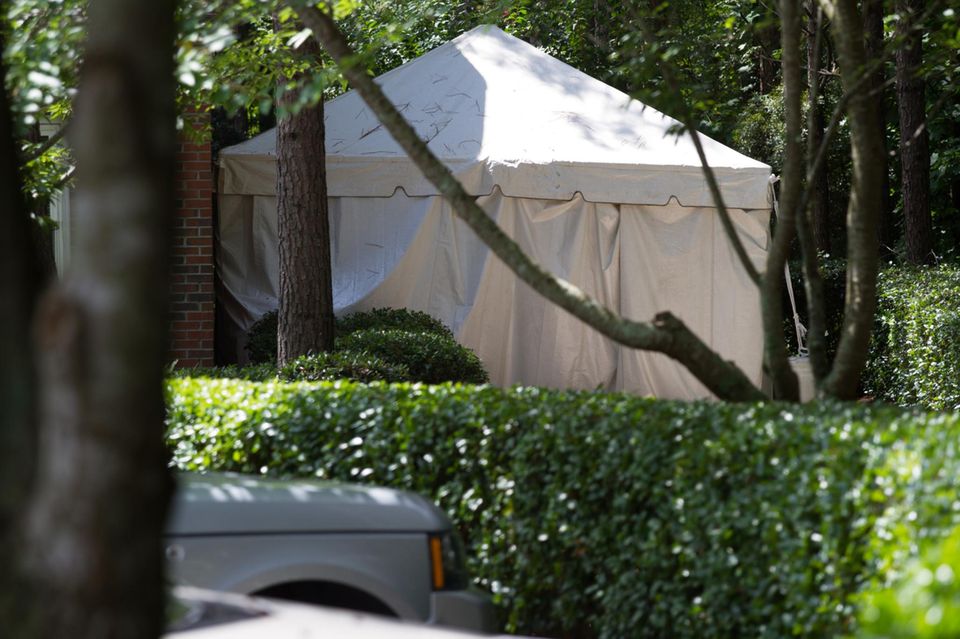 Bobbi Kristina Brown: Dieses weiße Zelt wurde hinter dem Hospiz aufgebaut Dieses weiße Zelt wurde hinter dem Hospiz aufgebaut