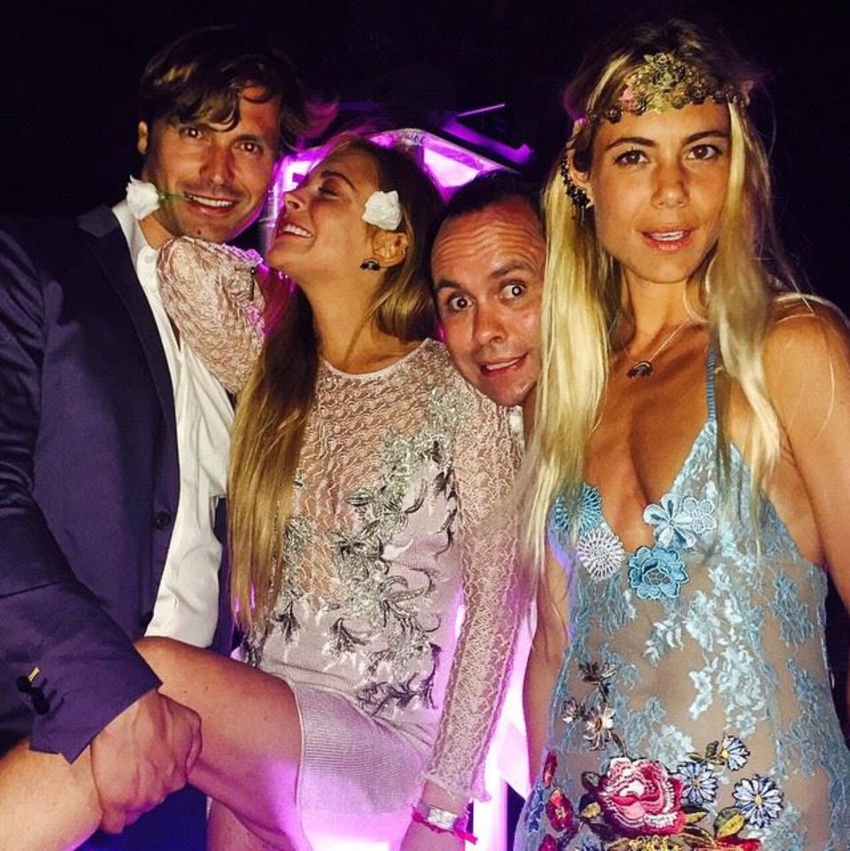 Lindsay Lohan: Feiern, trinken ... abstürzen: Abends verfällt die US-Schauspielerin in ihr altes Suchtschema. Kürzlich jettete sie von London für die Geburtstagsparty eines italienischen Designers nach Capri Feiern, trinken ... abstürzen: Abends verfällt die US-Schauspielerin in ihr altes Suchtschema. Kürzlich jettete sie von London für die Geburtstagsparty eines italienischen Designers nach Capri