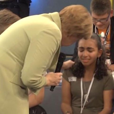 Angela Merkel und das weinende Mädchen: So reagiert das Netz auf #merkelstreichelt