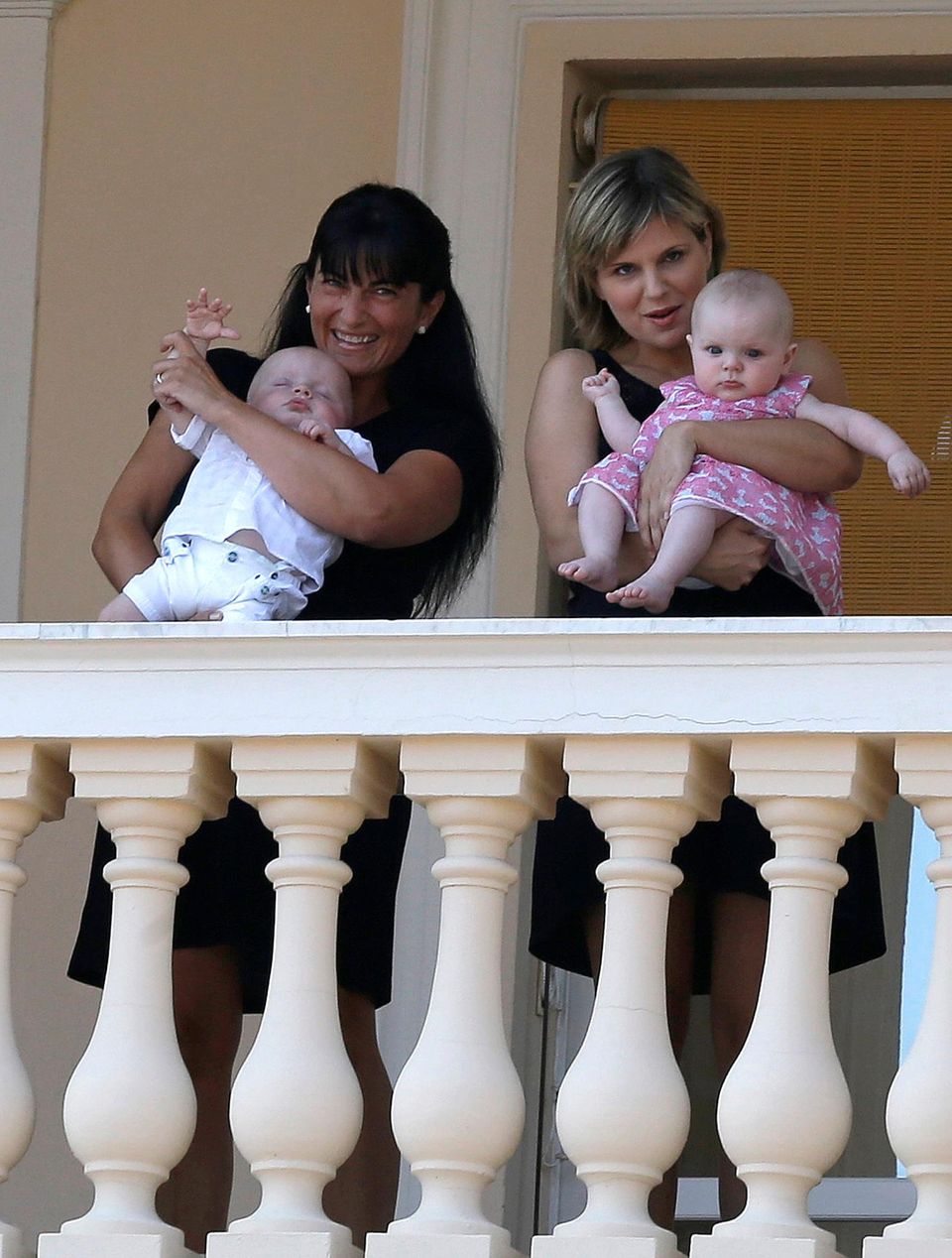 Prinzessin Gabriella + Prinz Jacques: Jacques verschläft - auf dem Arm der Nanny - seinen Auftritt, Gabriella gibt sich ganz ladylike in ihrem Kleidchen, das ihre Lieblingsfarbe hat. Jacques verschläft - auf dem Arm der Nanny - seinen Auftritt, Gabriella gibt sich ganz ladylike in ihrem Kleidchen, das ihre Lieblingsfarbe hat.