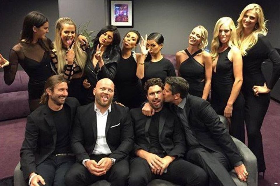 Den Hang zur Selbstdarstellung haben die Jenners und Kardashians offensichtlich gemeinsam. Bei den ESPY-Awards ließen sie sich backstage fotografieren – kurz darauf war das Foto auf den Twitter- und Instagram- Accounts der Soap-Darsteller zu sehen