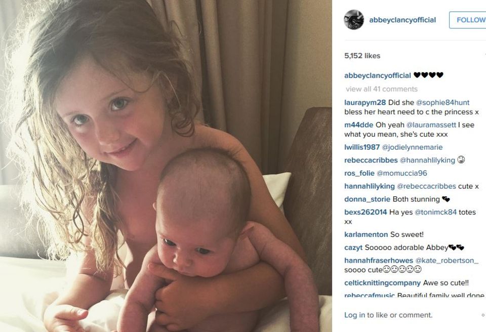 Abbey Clancy: Abbey Clancys 4-jährige Tochter Sophia Ruby hält ihr kleines Geschwisterchen Liberty Rose ganz stolz im Arm. Liberty kam erst am 1. Juni 2015 zur Welt. Abbey Clancys 4-jährige Tochter Sophia Ruby hält ihr kleines Geschwisterchen Liberty Rose ganz stolz im Arm. Liberty kam erst am 1. Juni 2015 zur Welt.