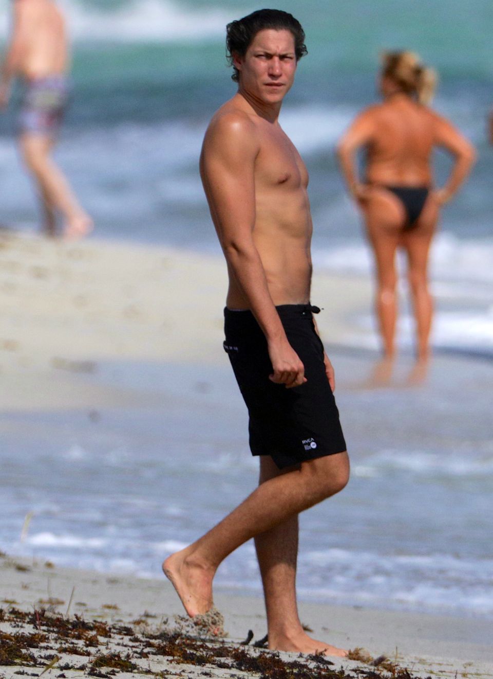 Vito Schnabel: Der 29-jährige Kunsthändler Vito Schnabel präsentiert neuerdings gerne seinen gut durchtrainierten Oberkörper - hier beim Schwimmen in Miami. Der 29-jährige Kunsthändler Vito Schnabel präsentiert neuerdings gerne seinen gut durchtrainierten Oberkörper - hier beim Schwimmen in Miami.
