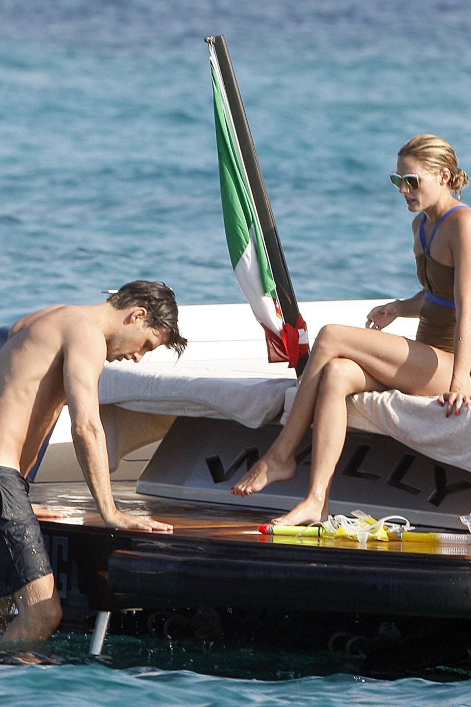La Dolce Vita: Johannes Huebl und Olivia Palermo genießen die Erfrischung des Mittelmeeres, ehe sie sich wieder auf dem Deck der Jacht sonnen. La Dolce Vita: Johannes Huebl und Olivia Palermo genießen die Erfrischung des Mittelmeeres, ehe sie sich wieder auf dem Deck der Jacht sonnen.
