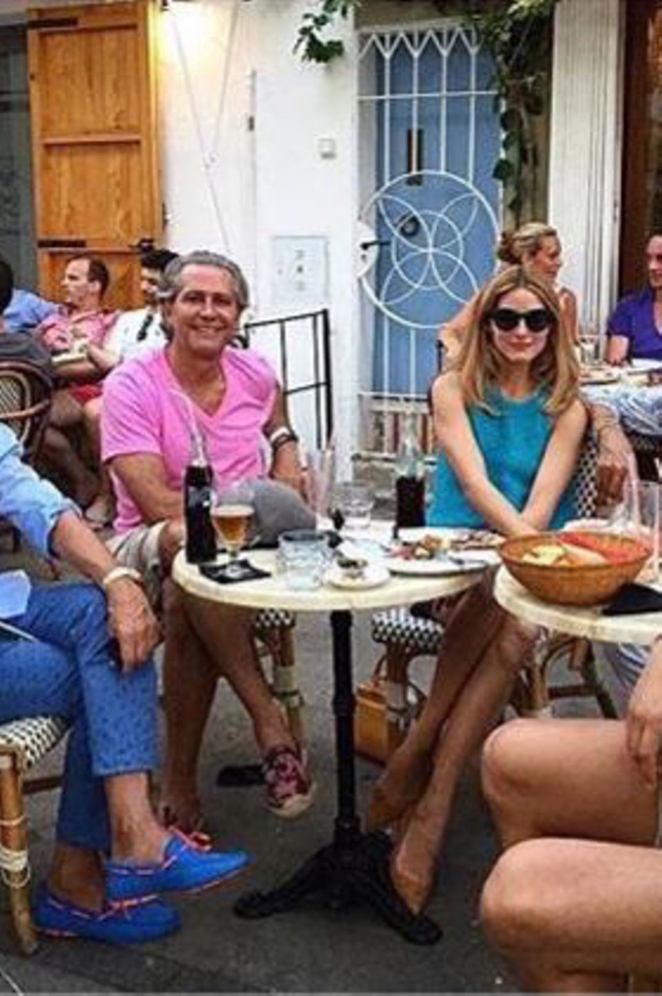 Johannes Huebl (ganz links) und Olivia Palermo lunchen mit Giancarlo Giametti (2. v. links) und Valentino (ganz rechts) sowie weiteren Freunden. Johannes Huebl (ganz links) und Olivia Palermo lunchen mit Giancarlo Giametti (2. v. links) und Valentino (ganz rechts) sowie weiteren Freunden.