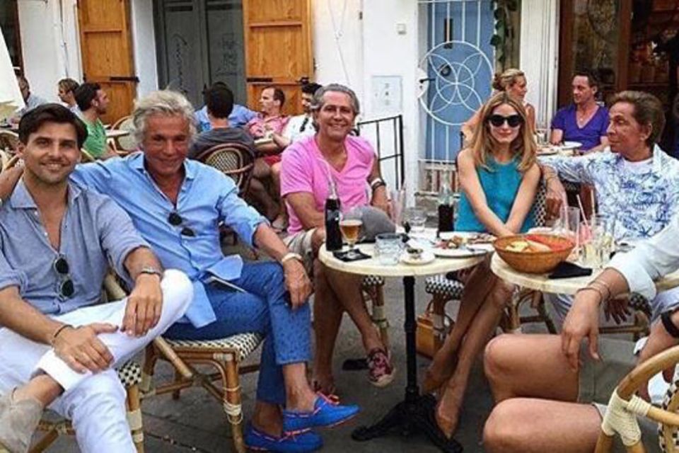 Johannes Huebl (ganz links) und Olivia Palermo lunchen mit Giancarlo Giametti (2. v. links) und Valentino (ganz rechts) sowie weiteren Freunden.