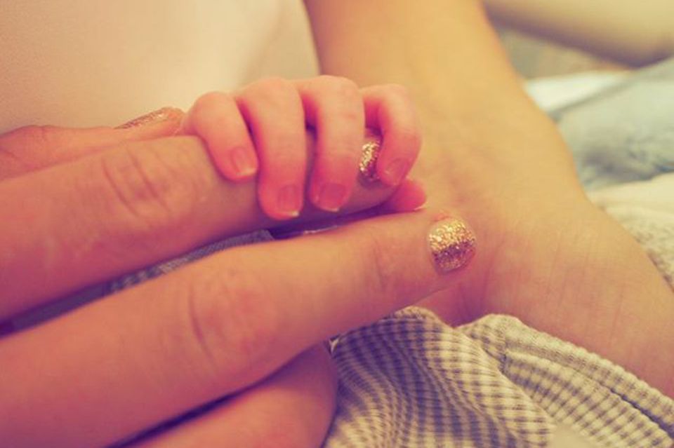 Taylor Swift: Süß! Taylor Swift postet dieses niedliche Bild, auf dem die winzige Hand ihres Patenkindes ihren Finger umklammert. Süß! Taylor Swift postet dieses niedliche Bild, auf dem die winzige Hand ihres Patenkindes ihren Finger umklammert.