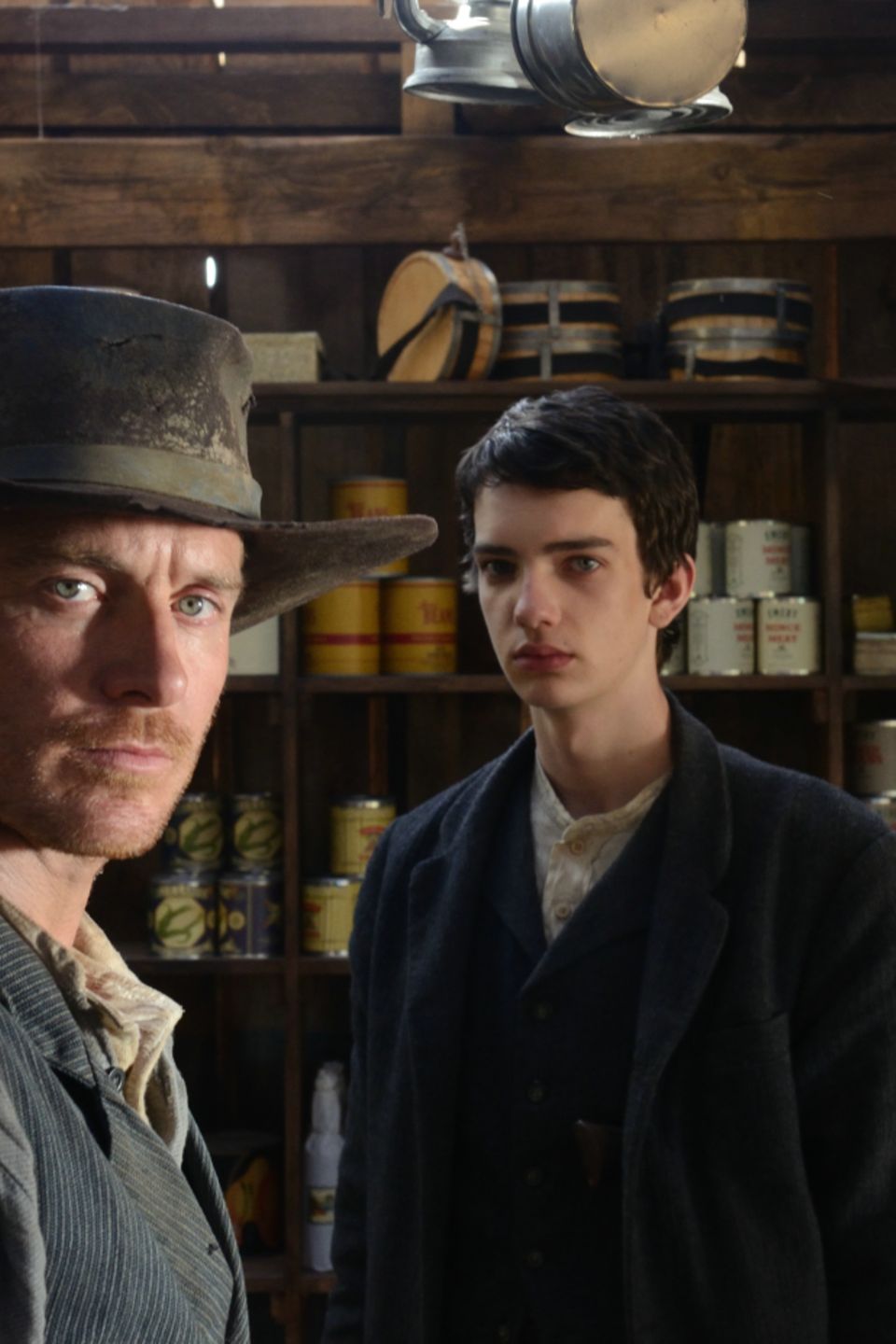 NIcht auf Anhieb ein gutes Team: Silas (Michael Fassebnder) und Jay (Kodi Smit-Mcphee) im wundebaren Neo-Western "Slow West" NIcht auf Anhieb ein gutes Team: Silas (Michael Fassebnder) und Jay (Kodi Smit-Mcphee) im wundebaren Neo-Western "Slow West"