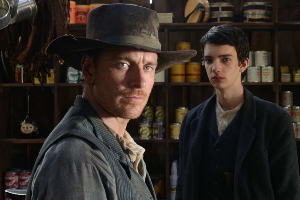 NIcht auf Anhieb ein gutes Team: Silas (Michael Fassebnder) und Jay (Kodi Smit-Mcphee) im wundebaren Neo-Western "Slow West"