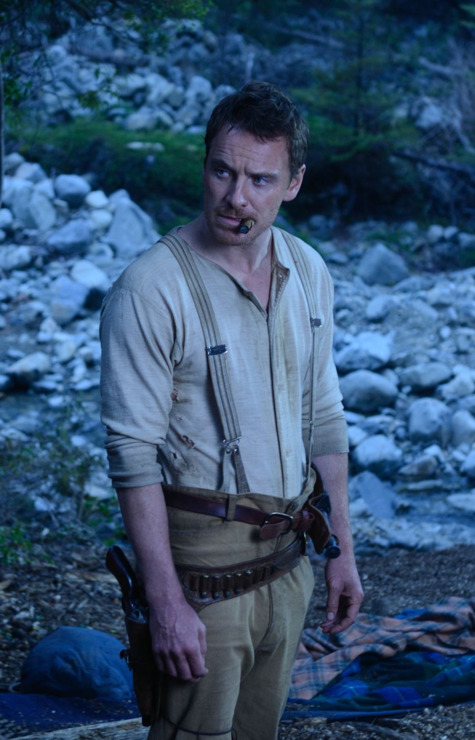 Was für ein Anblick: Michael Fassbender - hier ins einer Rolle als "Silas Selleck" in "Slow West"- in antiquierter Unterwäsche. Was für ein Anblick: Michael Fassbender - hier ins einer Rolle als "Silas Selleck" in "Slow West"- in antiquierter Unterwäsche.