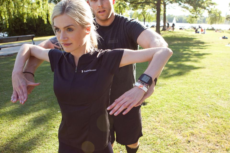 "SmartWatch 3" von Sony: Zu einer Fitness-Einheit gehören natürlich auch immer Dehnübungen. Dass Gala.de-Redakteurin die "SmartWatch 3" am Handgelenk hat, fällt ihr dabei überhaupt nicht auf. Zu einer Fitness-Einheit gehören natürlich auch immer Dehnübungen. Dass Gala.de-Redakteurin die "SmartWatch 3" am Handgelenk hat, fällt ihr dabei überhaupt nicht auf.