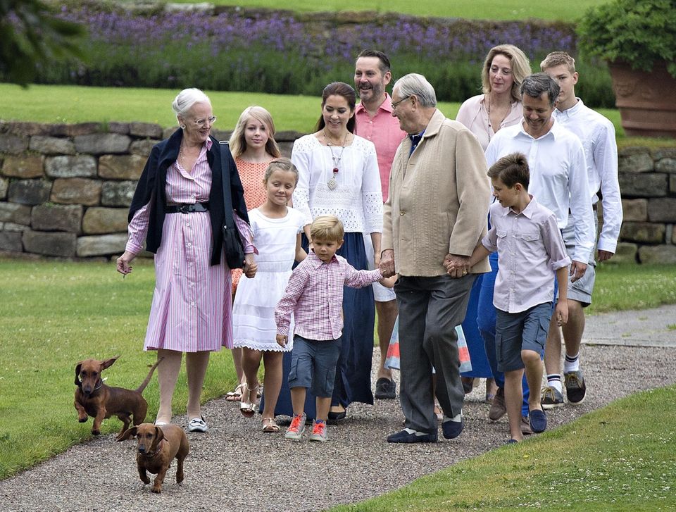 Königin Margrethe: Die dänische Königsfamilie spaziert im Park von Schloss Gravenstein Die dänische Königsfamilie spaziert im Park von Schloss Gravenstein