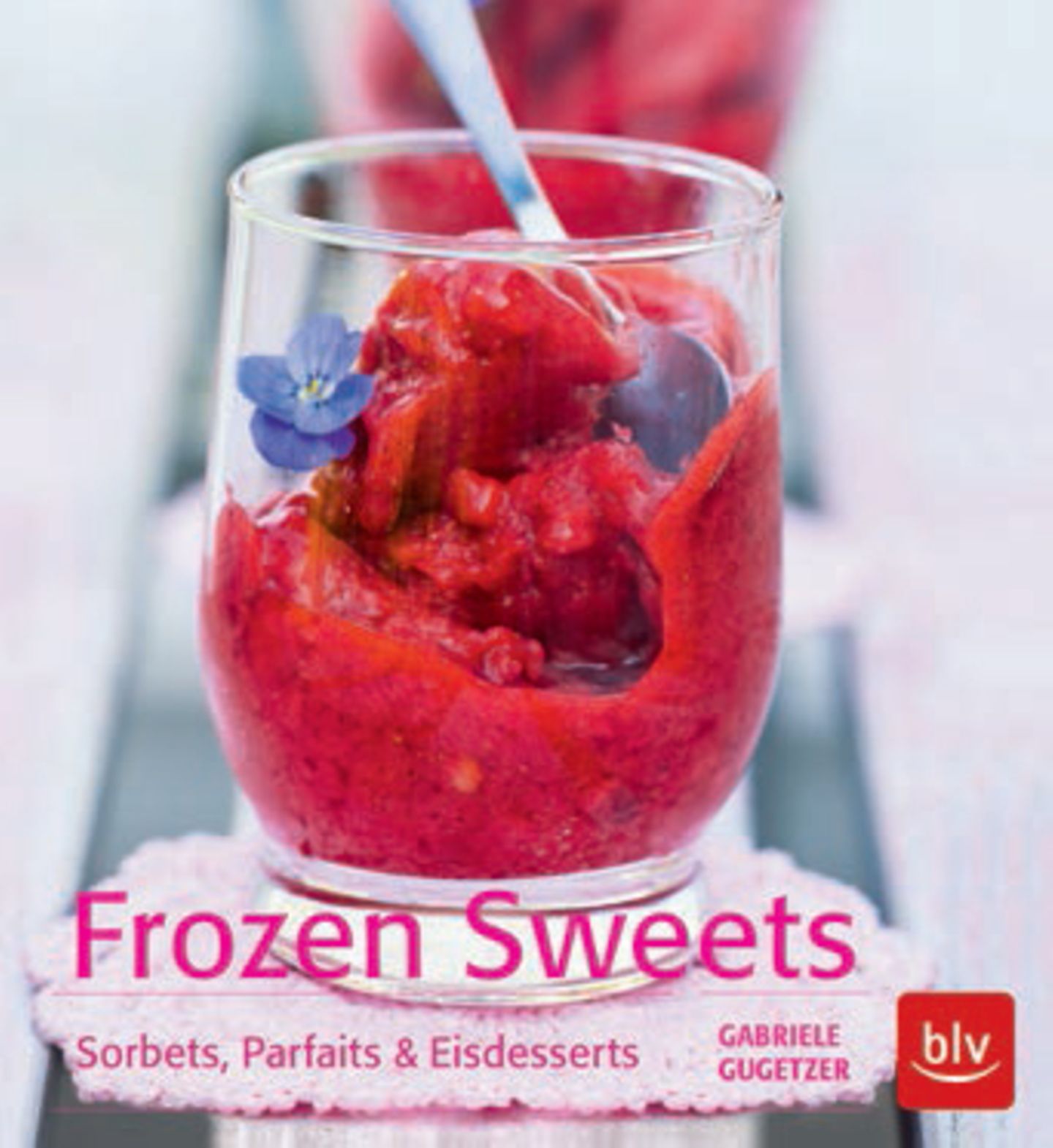 Sommerfrucht-Semifreddo: Eiskalte Erfrischungen wie in der Eisdiele? Mit dem neuen Buch von Gabriele Gugetzer auch zu Hause kein Problem. Ihre Rezepte wie Mango-Sorbet, Eclairs mit Matcha-Eis-Füllung oder Erdbeer-Granita lassen sich einfach zubereiten – auch ohne Eismaschine. ("Frozen Sweets", BLV, 128 S., 14,99 Euro) Eiskalte Erfrischungen wie in der Eisdiele? Mit dem neuen Buch von Gabriele Gugetzer auch zu Hause kein Problem. Ihre Rezepte wie Mango-Sorbet, Eclairs mit Matcha-Eis-Füllung oder Erdbeer-Granita lassen sich einfach zubereiten – auch ohne Eismaschine. ("Frozen Sweets", BLV, 128 S., 14,99 Euro)