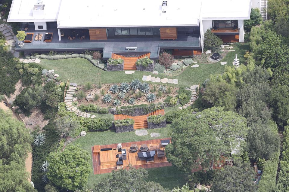 Am Tag nach der Hochzeit sieht es im Garten von Jennifer Anistons und Justin Theroux' Anwesen schon wieder so aus, als sei nichts passiert.
