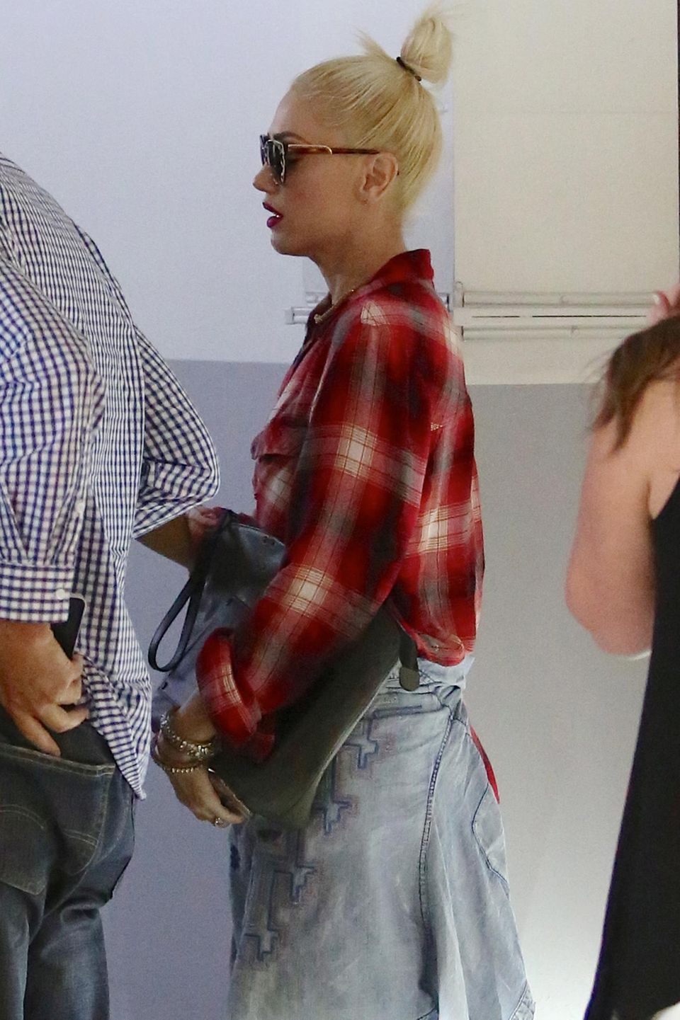 Gwen Stefani: Gwen Stefani wirkt angestrengt. Wer genau hinschaut, sieht, dass sie noch ihren Ehering trägt. Gwen Stefani wirkt angestrengt. Wer genau hinschaut, sieht, dass sie noch ihren Ehering trägt.