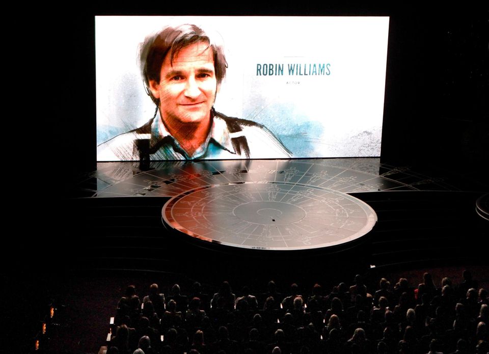 Robin Williams wird bei den Oscars 2015 in der Galerie der verstorbenen Filmschaffenden geehrt. Robin Williams wird bei den Oscars 2015 in der Galerie der verstorbenen Filmschaffenden geehrt.