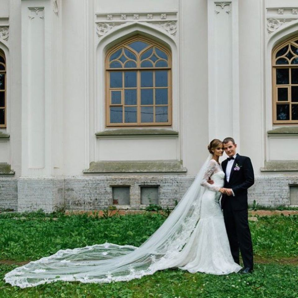 Kate Grigorieva trägt ein wunderschönes Hochzeitskleid von Zac Posen.