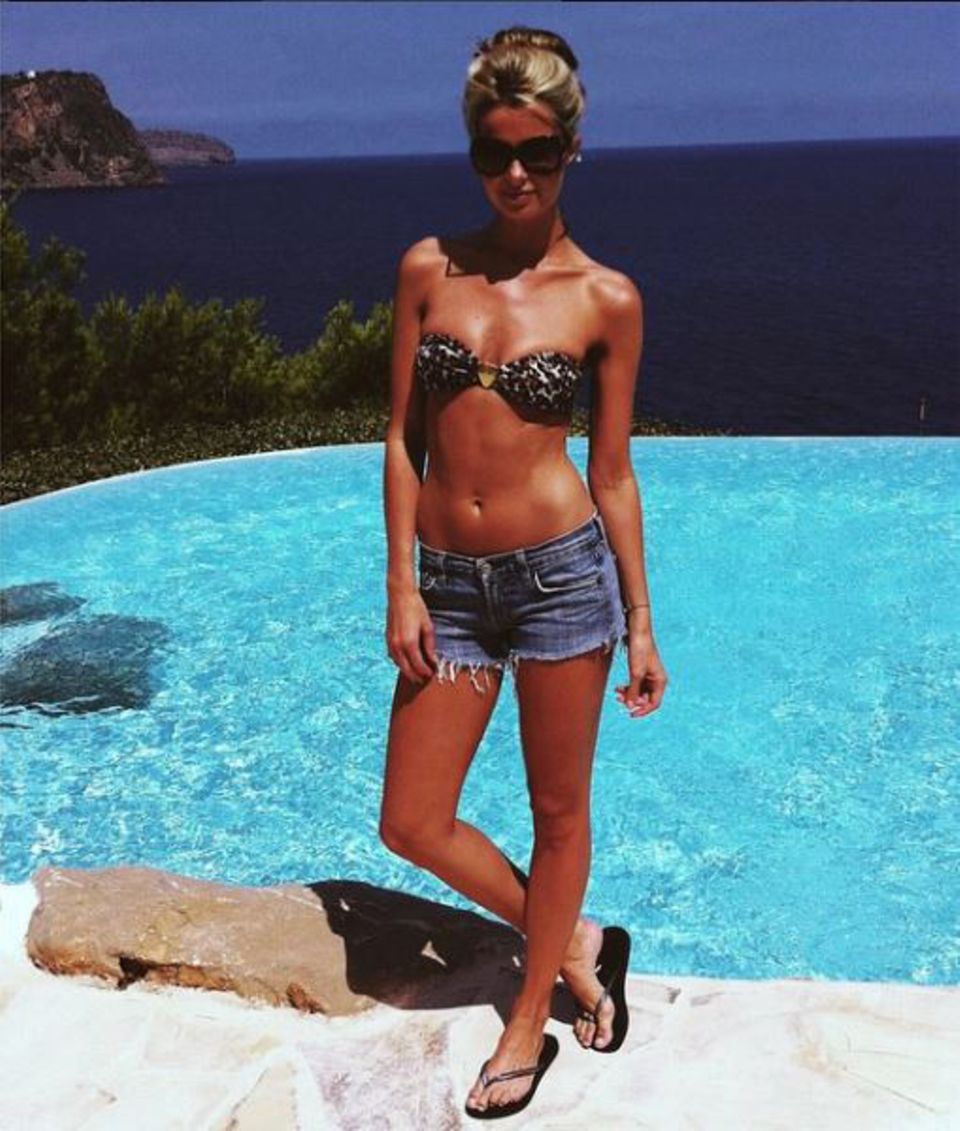 DJane mit Modelfigur: Kate Elsworth posiert im Urlaub in sexy Denim-Hotpants.