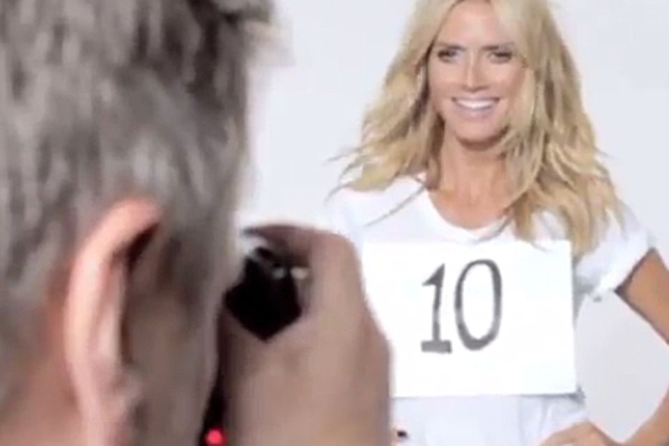 Heidi Klum: Am Anfang des Videos trägt Heidi Klum noch eine 10. Am Anfang des Videos trägt Heidi Klum noch eine 10.